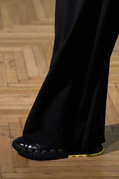 Look 16
